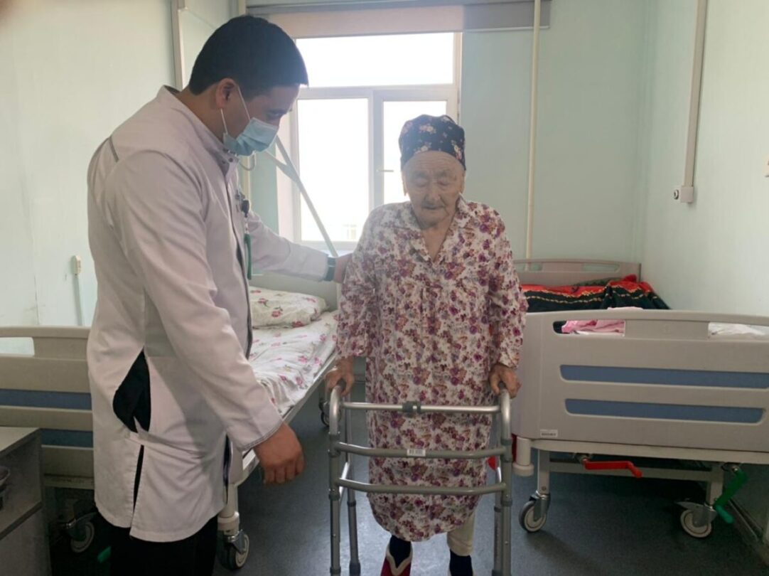 Алматинские врачи провели операцию 100-летней женщине