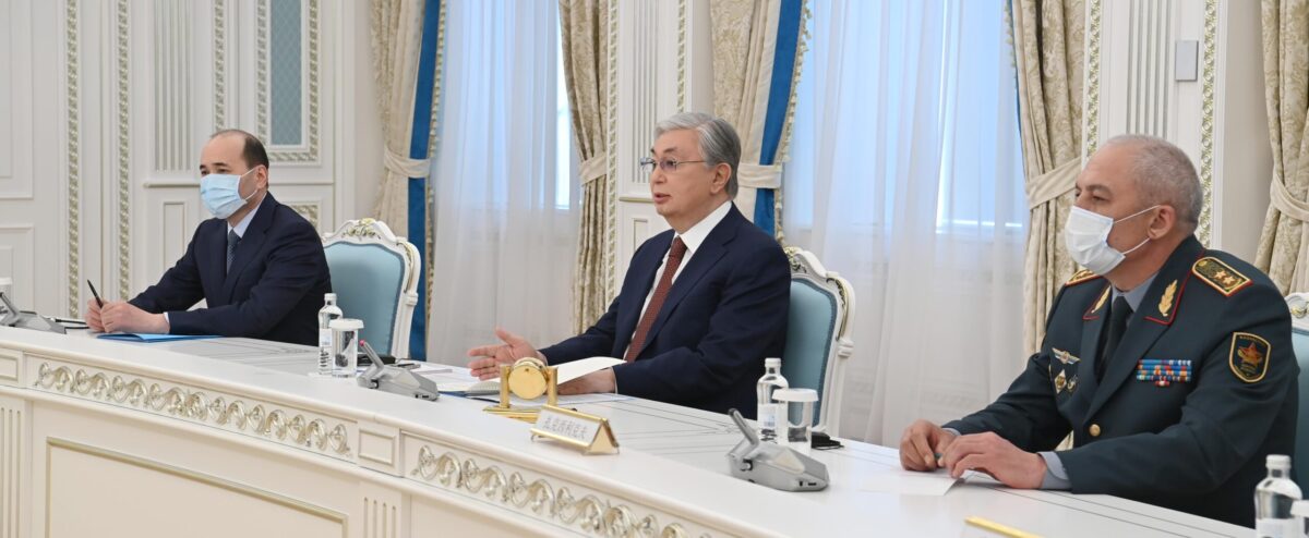 Министр обороны Китая встретился с Токаевым