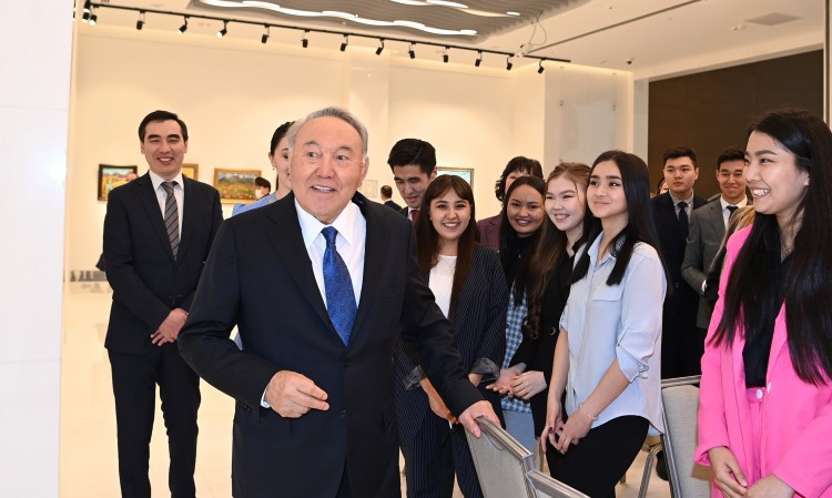 Назарбаев посетил выставку работ воспитанников Детской художественной школы – клуба ЮНЕСКО￼