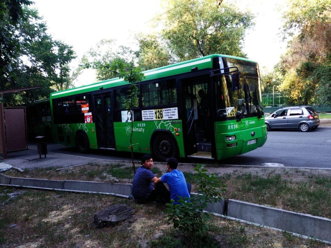 Алматинцы жалуются на водителей автобусов, разбрасывающих бутылки с мочой