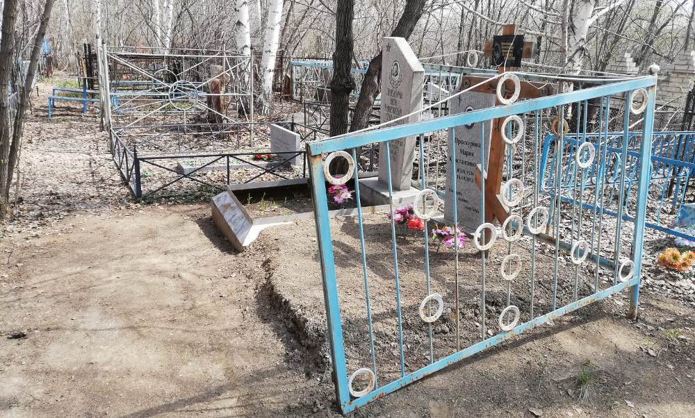 Десятки могил на кладбище в ВКО разграбили вандалы