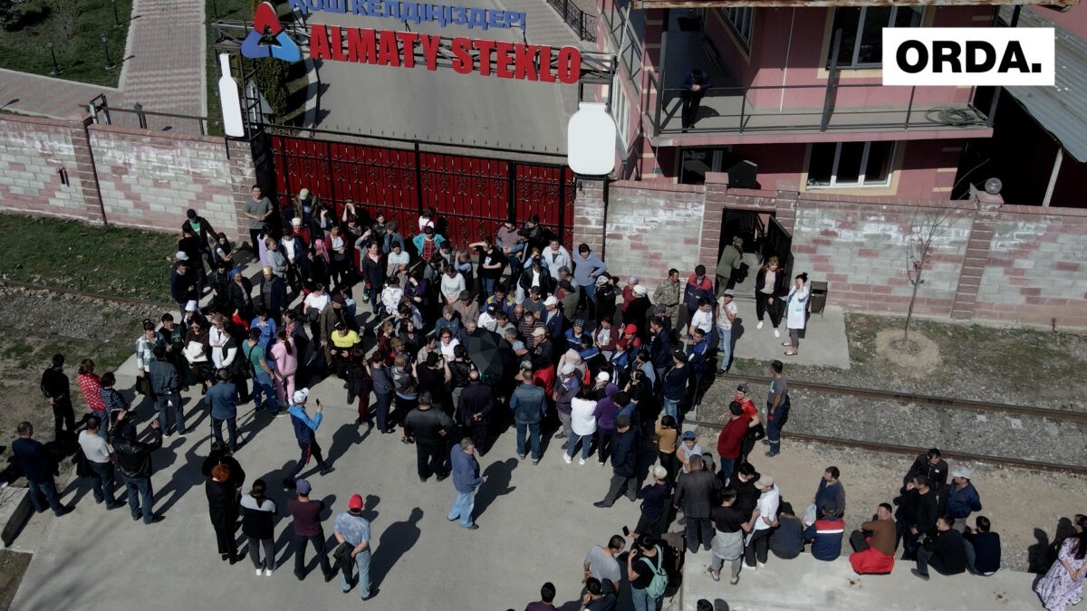 200 сотрудников стекольного завода вышли на протест против вторжения людей Болата Назарбаева