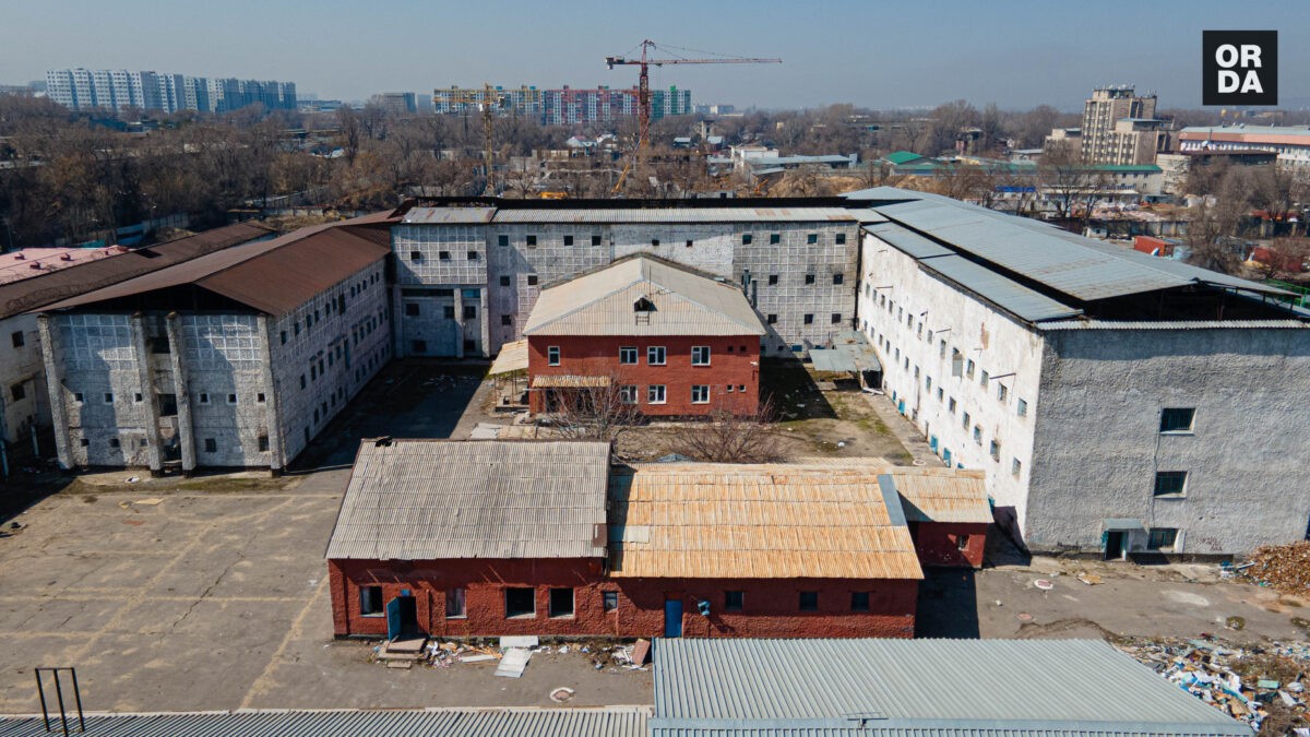 Что происходит в заброшенном "СИЗО на Сейфуллина" в центре Алматы?
