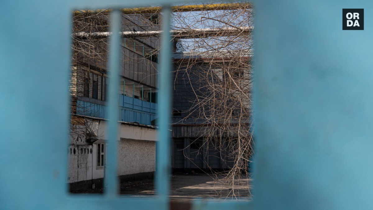 Что происходит в заброшенном "СИЗО на Сейфуллина" в центре Алматы?