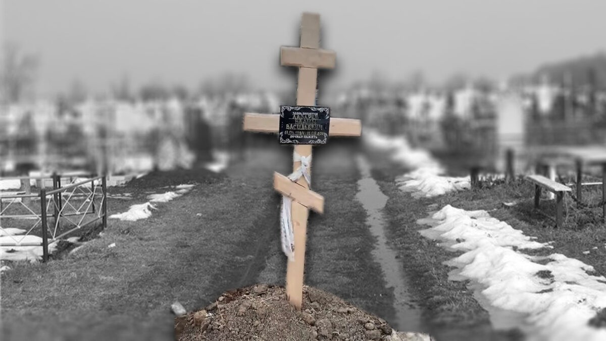 На кладбище в СКО неизвестные "передвигают" могилы