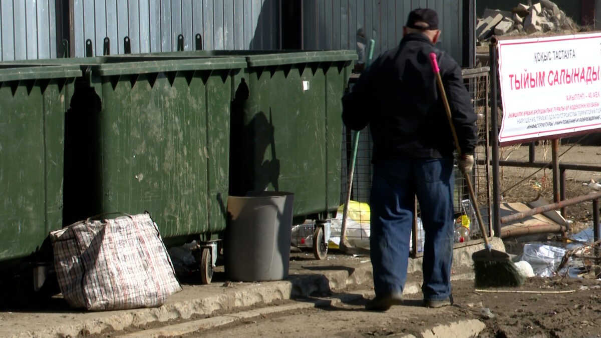 В Актобе уже 4 компании не могут справиться с вывозом мусора