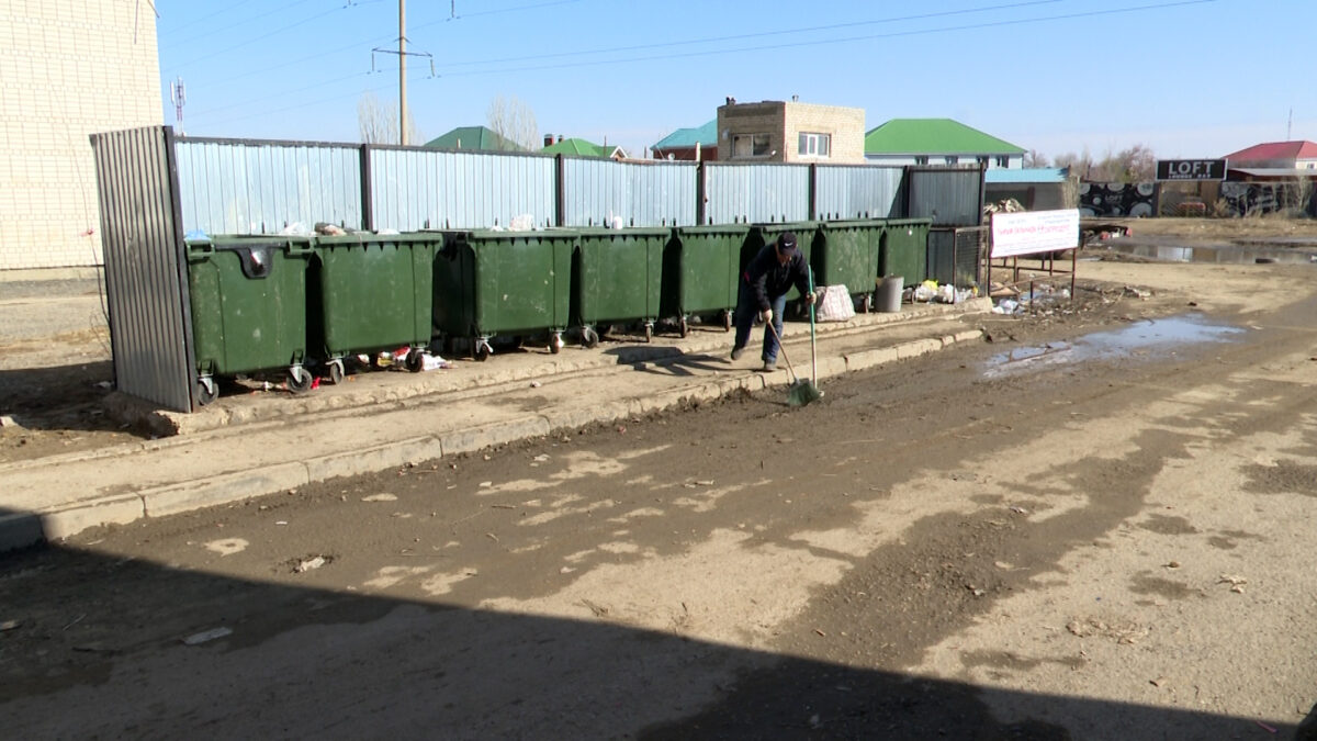 В Актобе уже 4 компании не могут справиться с вывозом мусора