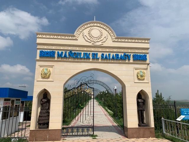 Могила на «чёрный день»: почему казахстанцы при жизни отстраивают себе мазары