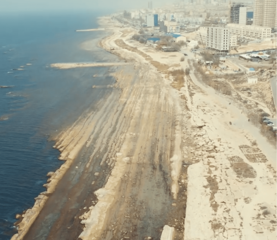 «Прошёлся по дну Каспия»: блогер показал кадры мелеющего моря
