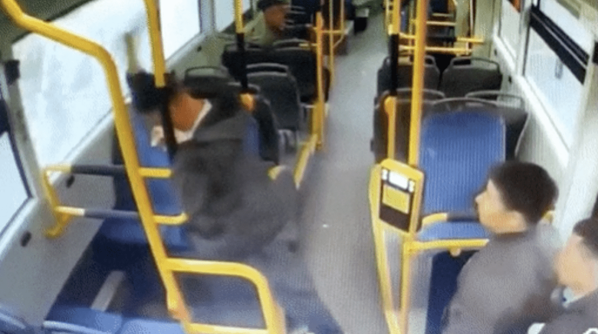 Пьяный астанчанин аварийным молотком разбил окно в автобусе