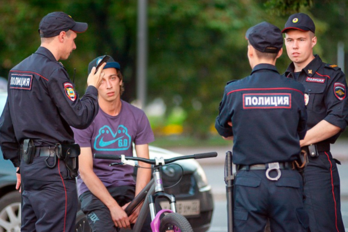 Два парня и девушка напали на полицейских в Усть-Каменогорске