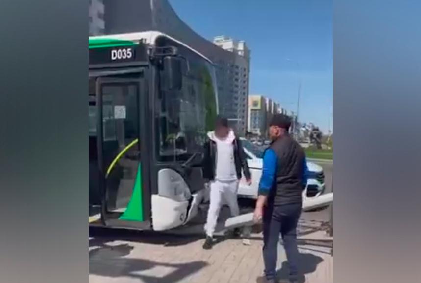В светофор врезался автобус в Нур-Султане