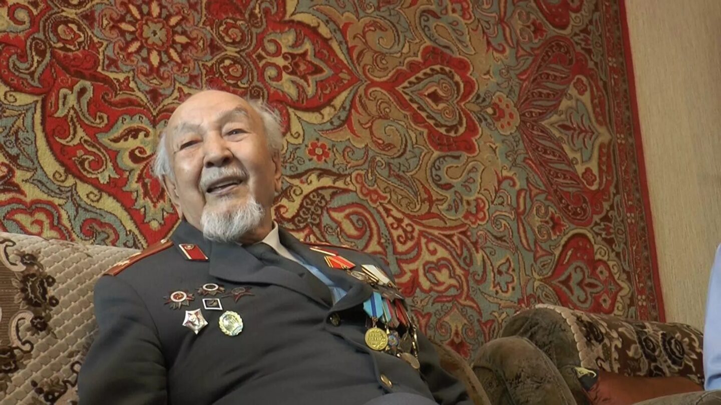 98-летний ветеран ВОВ поздравил казахстанцев