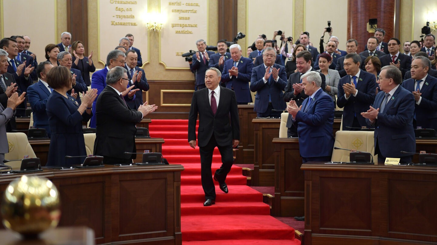 Власти передумали закреплять статус Назарбаева в Конституции