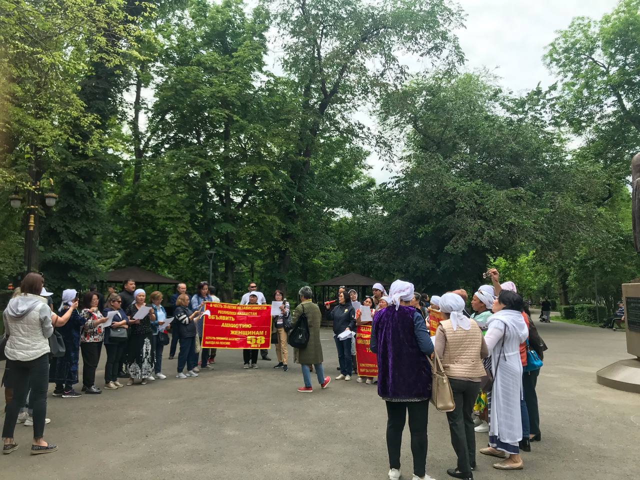 Снизить пенсионный порог до 58 лет требовали женщины в Алматы