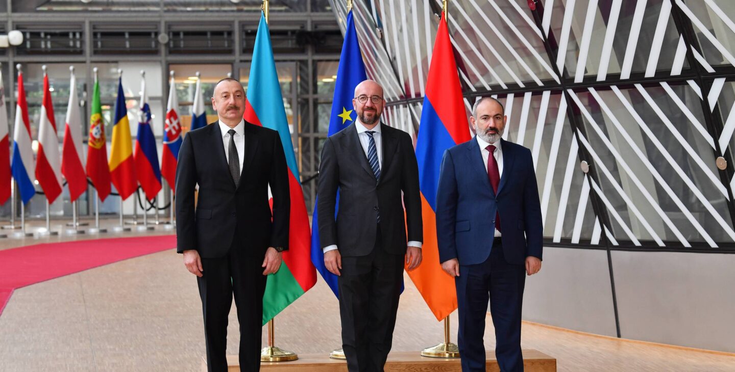 Алиев и Пашинян договорились о запуске комиссии по границе в Карабахе