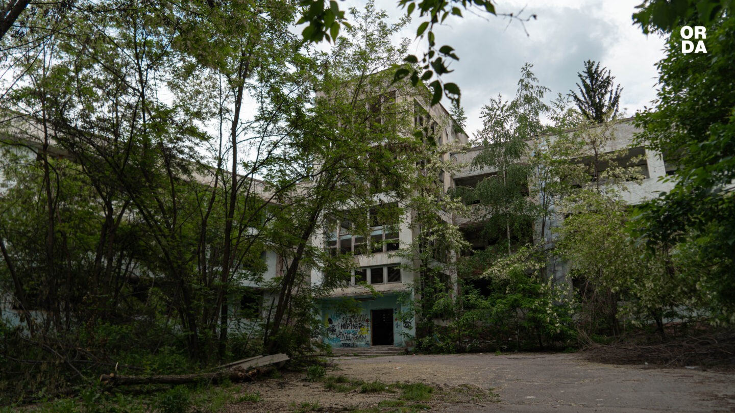 В элитном районе Алматы снесут разрушенный госпиталь с призраком