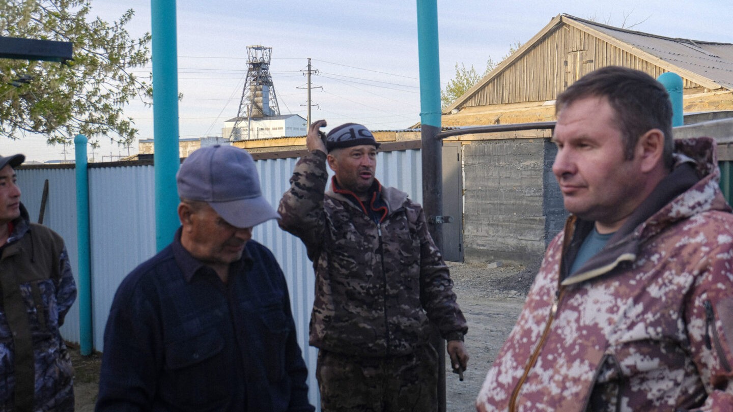 Как на золотоносном руднике в Бестобе заправляют чёрные старатели