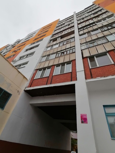 Женщина выпала из окна многоэтажки в Костанае