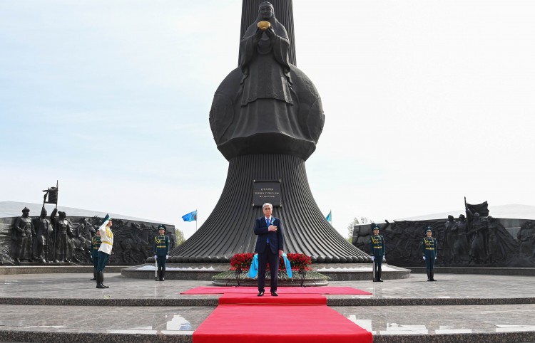 Касым-Жомарт Токаев возложил цветы к монументу «Отан Ана»