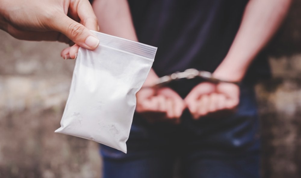 В продаже наркотиков из вещдоков подозревают полицейского в Актобе