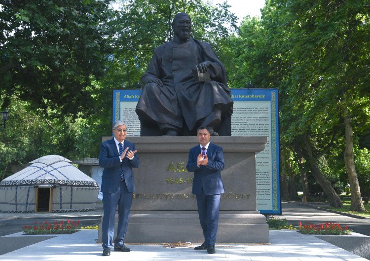 Памятник Абаю установили в Бишкеке