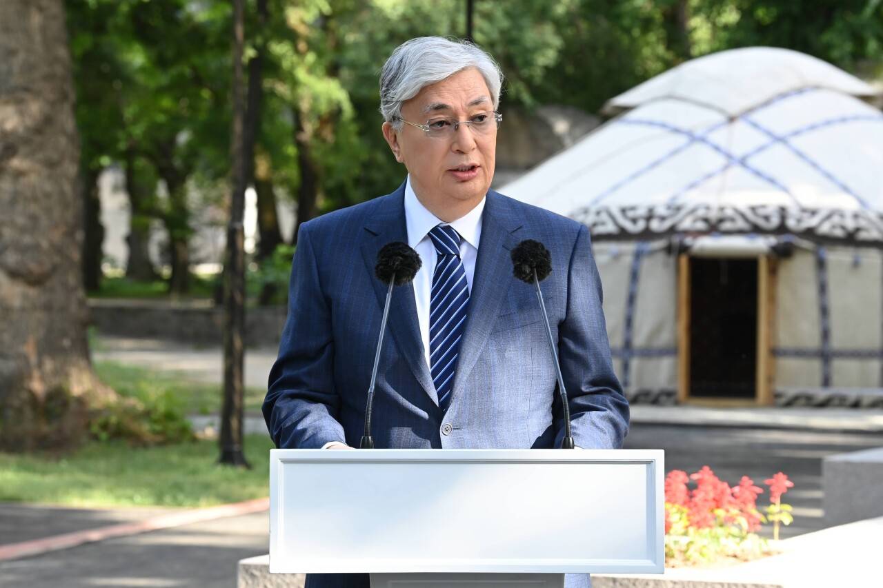 Памятник Абаю установили в Бишкеке