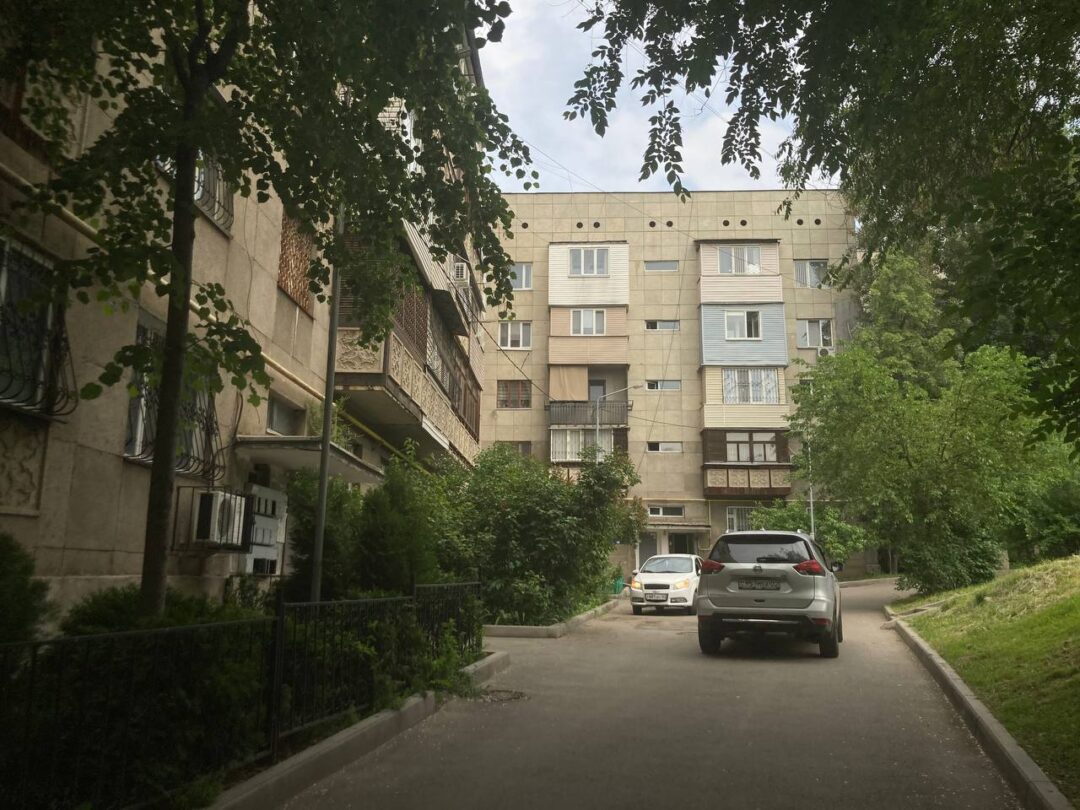 Суицид школьницы в Алматы: тело нашли во дворе, соседи говорят об убийстве
