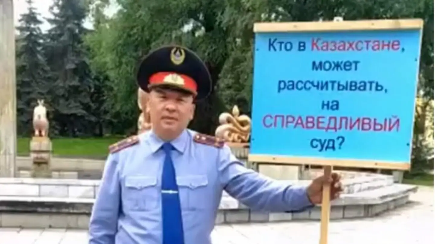 В Алматы полицейский вышел на одиночный пикет