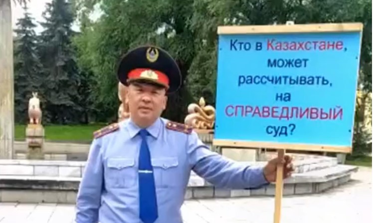 В Алматы полицейский вышел на одиночный пикет