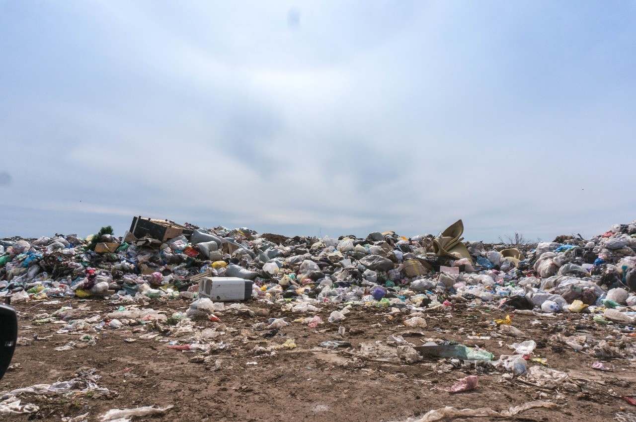 Гнилой лук, манекены и бытовой мусор: свалка в Акмолинской области отравляет жизнь местным жителям