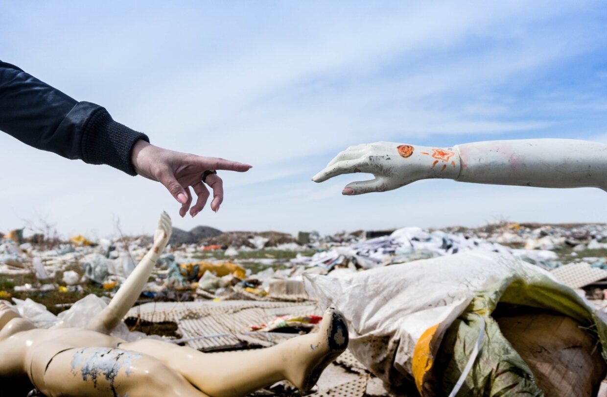 Гнилой лук, манекены и бытовой мусор: свалка в Акмолинской области отравляет жизнь местным жителям