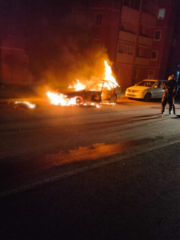 В Костанае загорелся автомобиль с человеком внутри