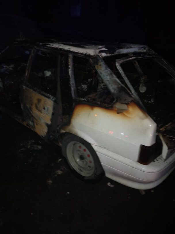 В Костанае загорелся автомобиль с человеком внутри