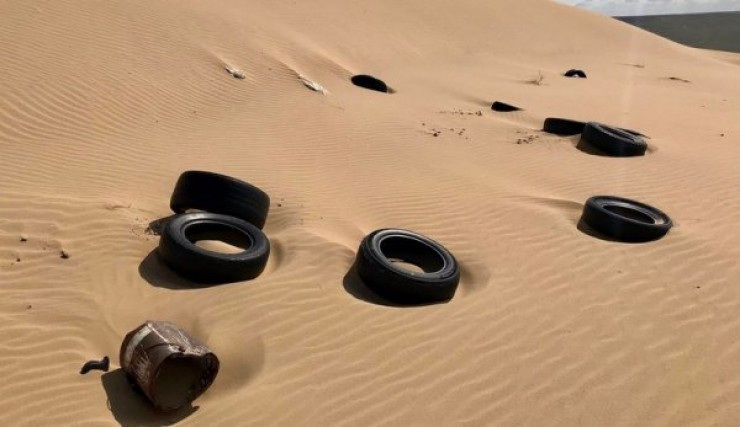 Десятки автомобильных покрышек нашли в песках Мангистау