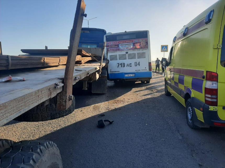 Два автобуса и грузовик попали в ДТП под Актобе