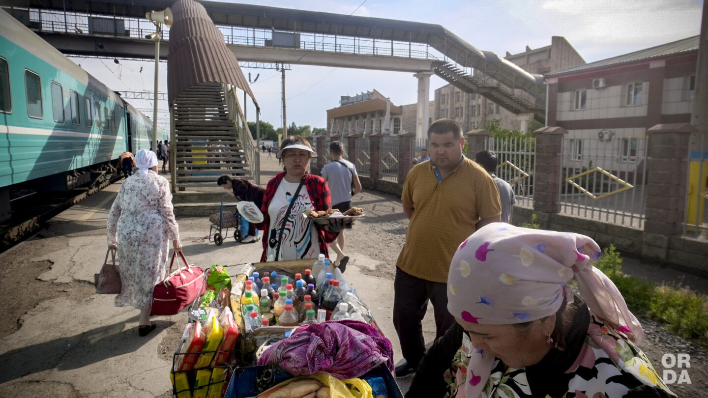 Вокзальная мафия: как власти на юге Казахстана игнорируют торговлю несвежими продуктами