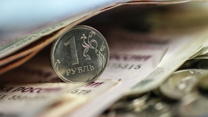 Почему цены на нефть растут, рубль крепнет, а тенге слабеет?