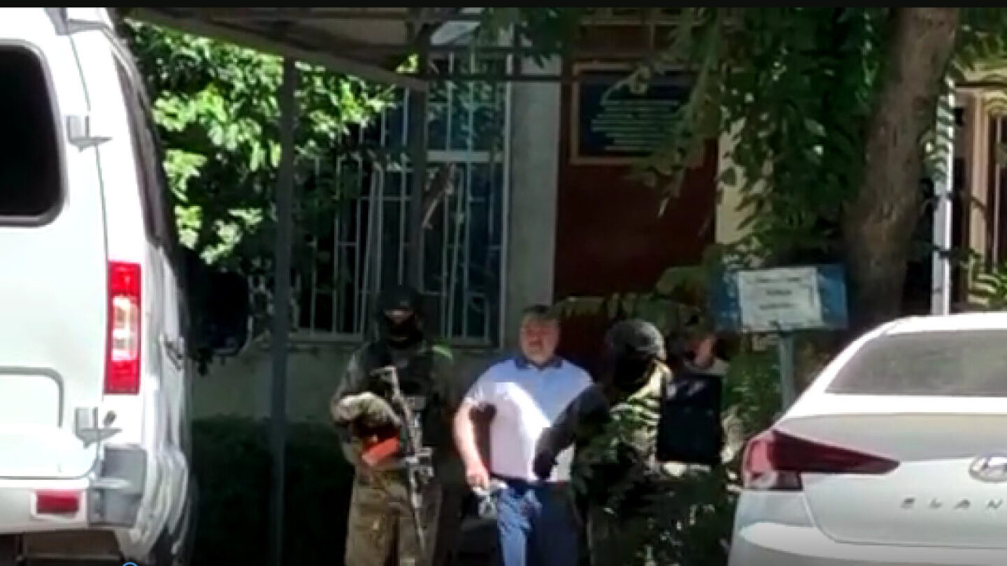 Незаконным считают задержание заместителя начальника ДУИС в Шымкенте его адвокаты