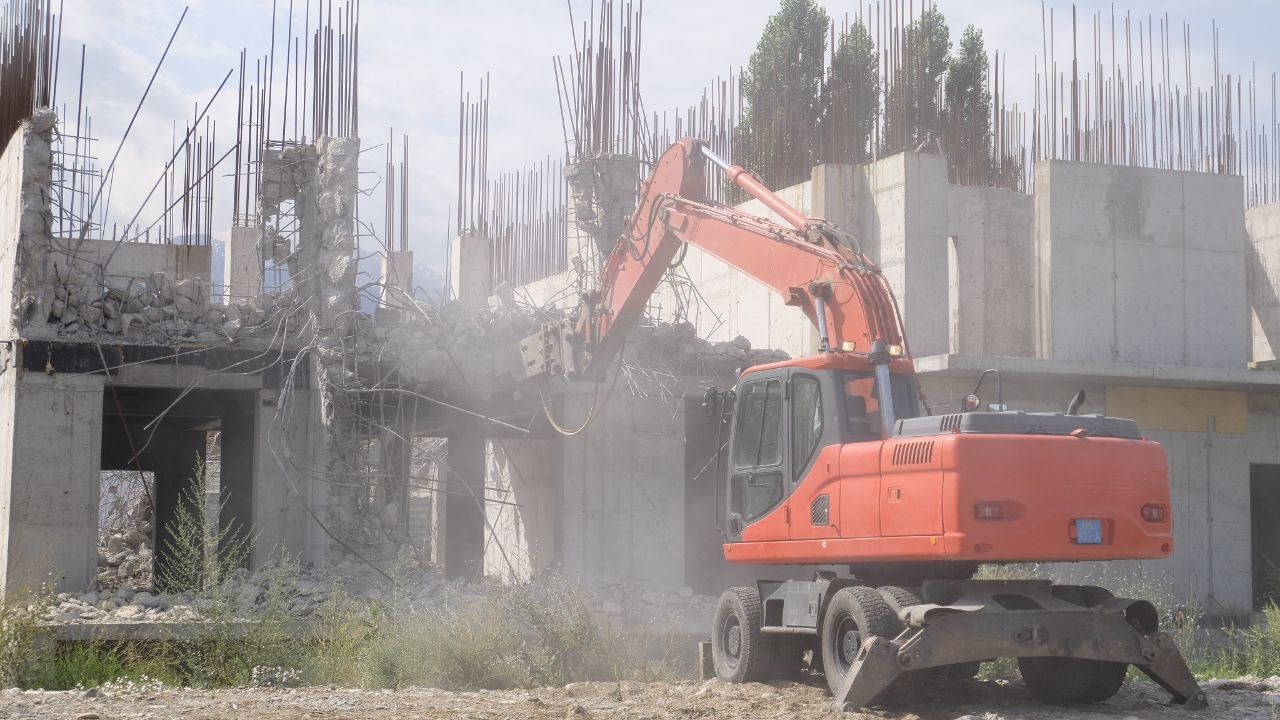 В Алматы сносят недостроенный 12-этажный дом