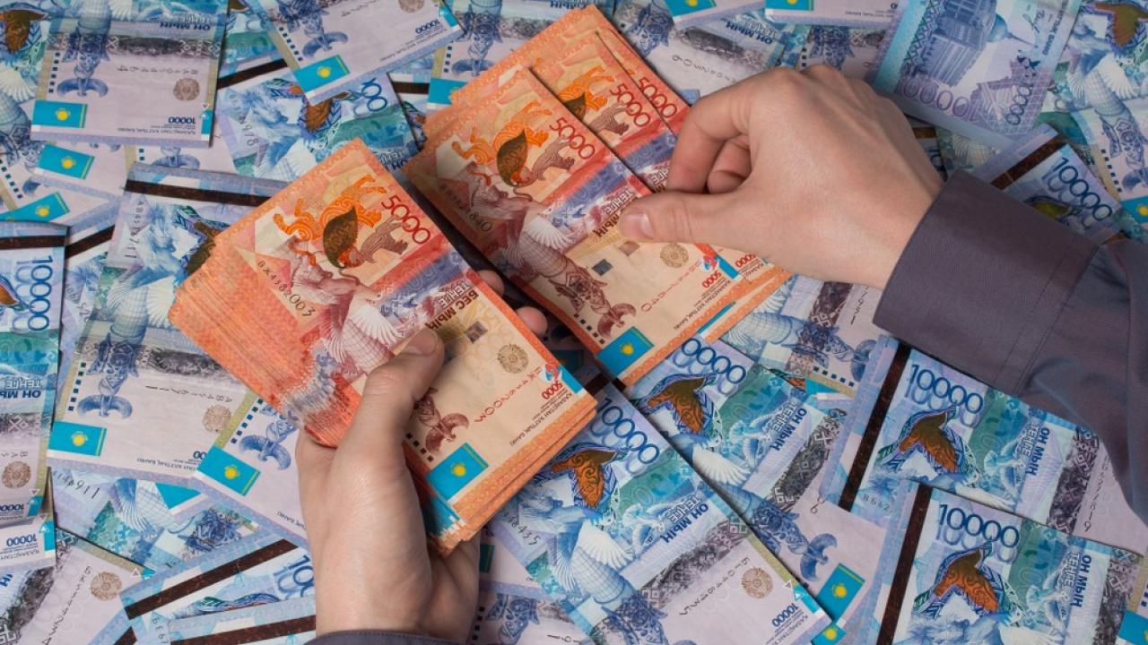 Деньги Казахстана в руках