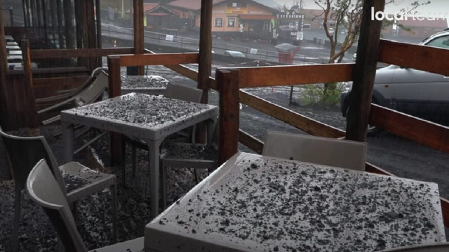 Вулкан Этна нарушил авиасообщение на Сицилии