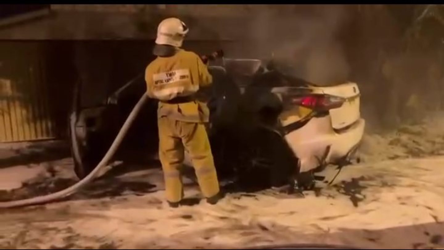 В Атырау подожгли машину известного журналиста